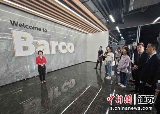 嘉宾参观新落成的巴可无锡生产研发中心。孙权 摄
