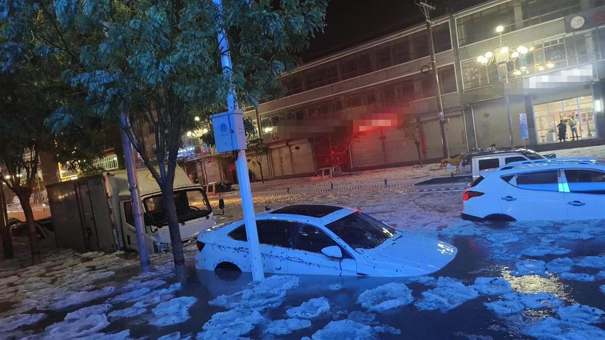 暴雨冰雹袭来(网友发布的视频截图)