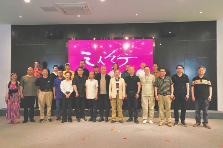 领导与嘉宾留影