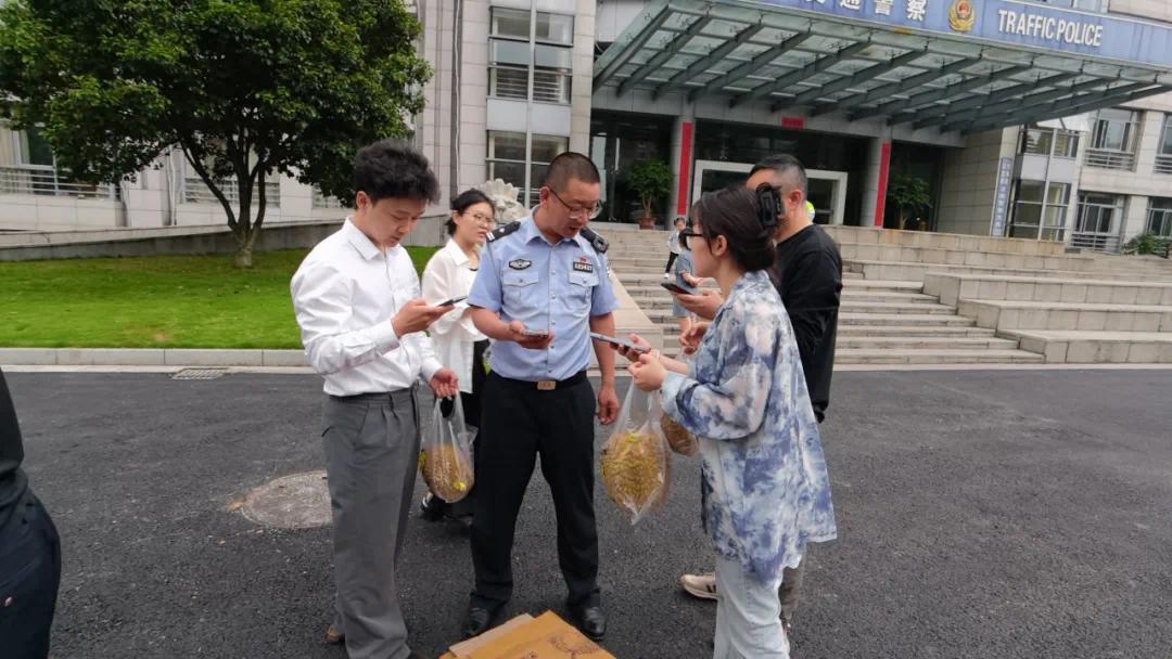 一外地个体经营户来宁海卖榴莲,因醉驾发生单方交通事故,被公安机关