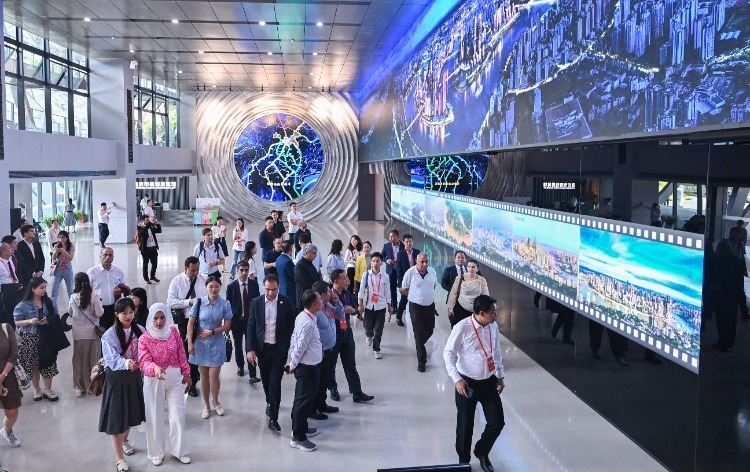 5月23日，南岸区南滨路，嘉宾正在参观重庆市规划展览馆。记者 龙帆 尹诗语 摄