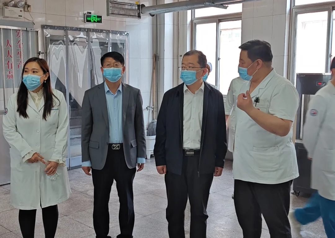 4月17日，沧州市第三医院党委书记李云龙、院长高永海在天津市第三中心医院参观学习。