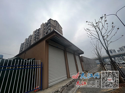 上海路南延路边搭建的“房子”遭市民投诉。