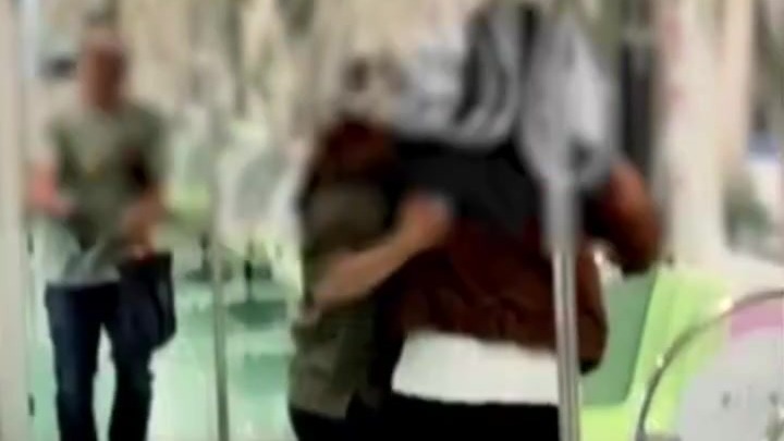 台湾地铁发生持刀伤人事件，有民众抓头发、挥雨伞试图压制，嫌犯当场被捕