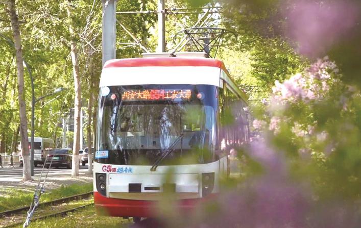 一辆54路有轨电车正在轨道上行驶。新华社记者 颜麟蕴 摄