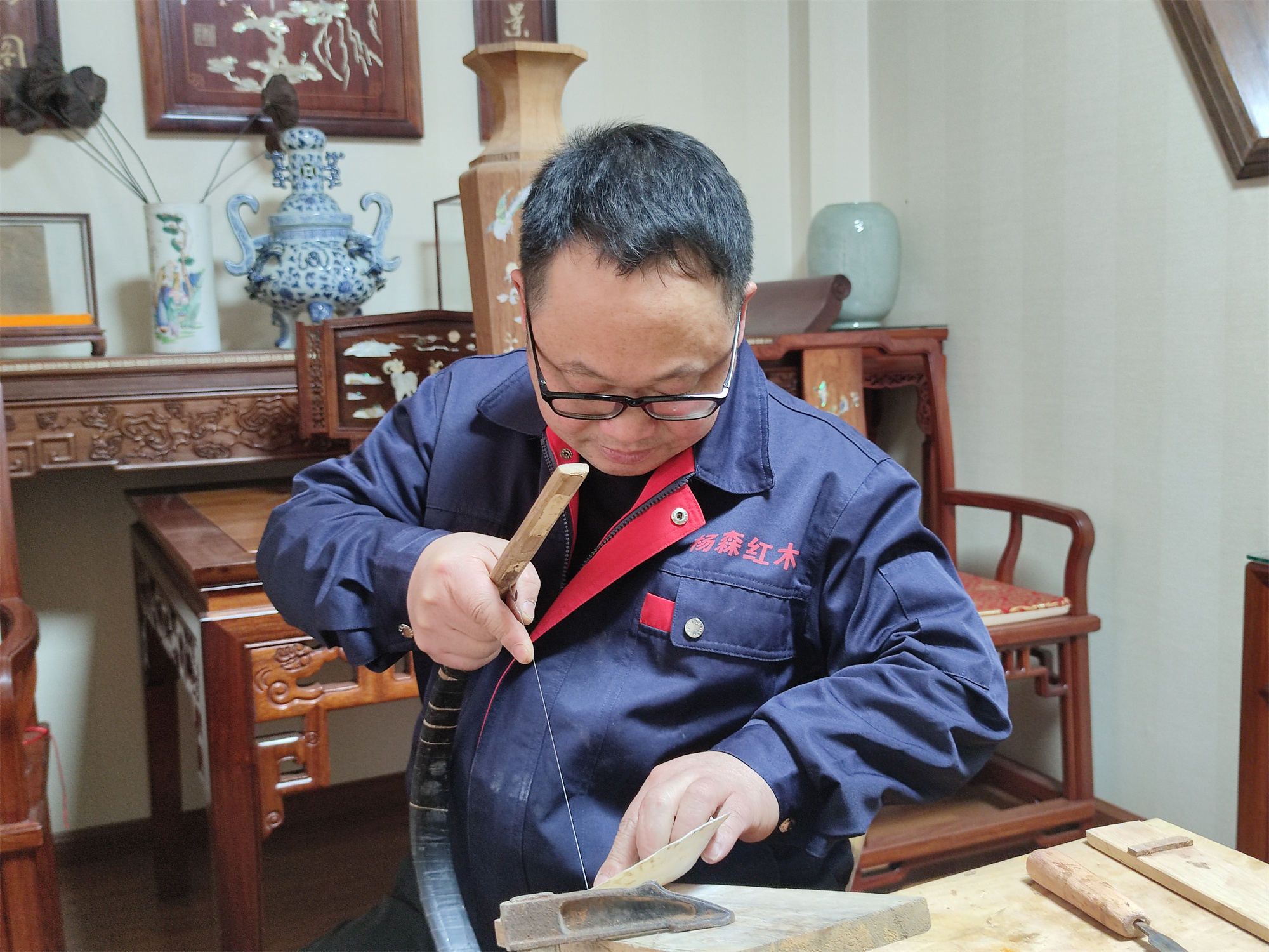 宁波劳模杨建强给200名学生讲授骨木镶嵌非遗课凤凰网宁波_凤凰网