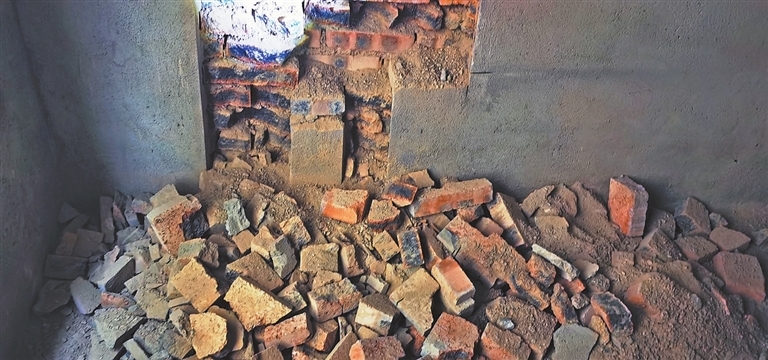 砌墙的砂浆疏松，用手指就能抠掉砖块。