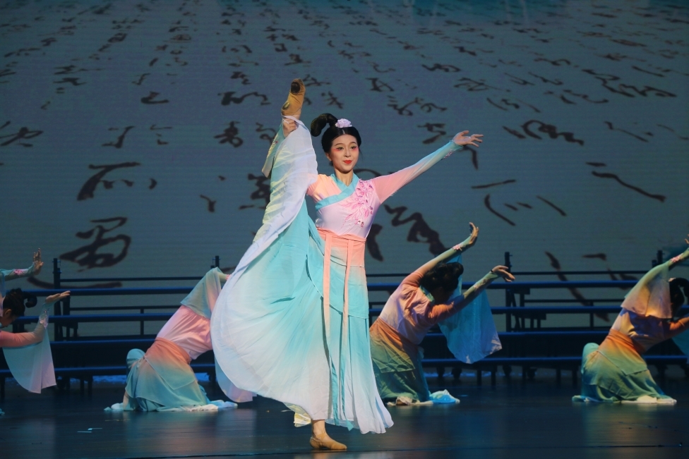 的史诗《诗经·商颂·玄鸟》,赞颂家国情怀的《诗经·周南·关雎》