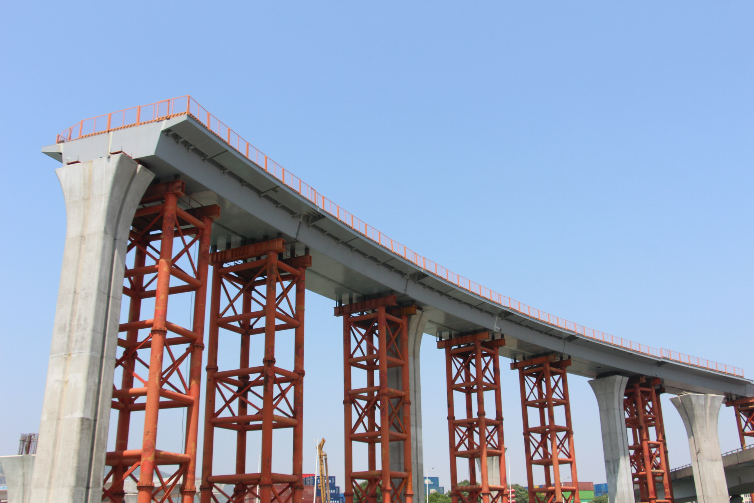青岛淮河路高架桥2标项目现场施工再传捷报！首联钢箱梁架设完成