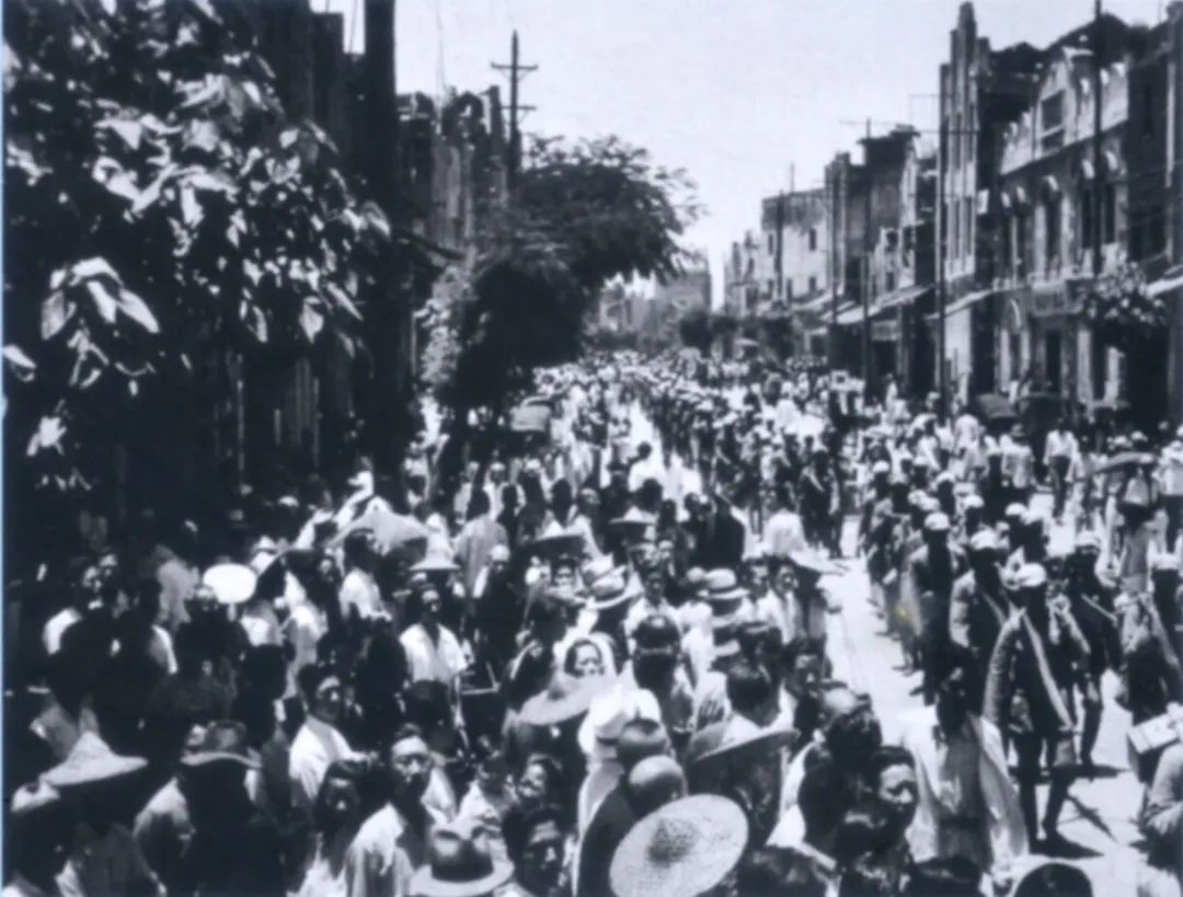 1949年5月23日9时，人民解放军第四兵团第37师指战员以整齐的队伍进入南昌市区，受到了南昌民众的热烈欢迎。
