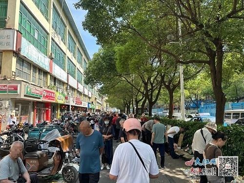 在二七北路上一到周末很多小摊贩占道经营，非机动车道无法通行