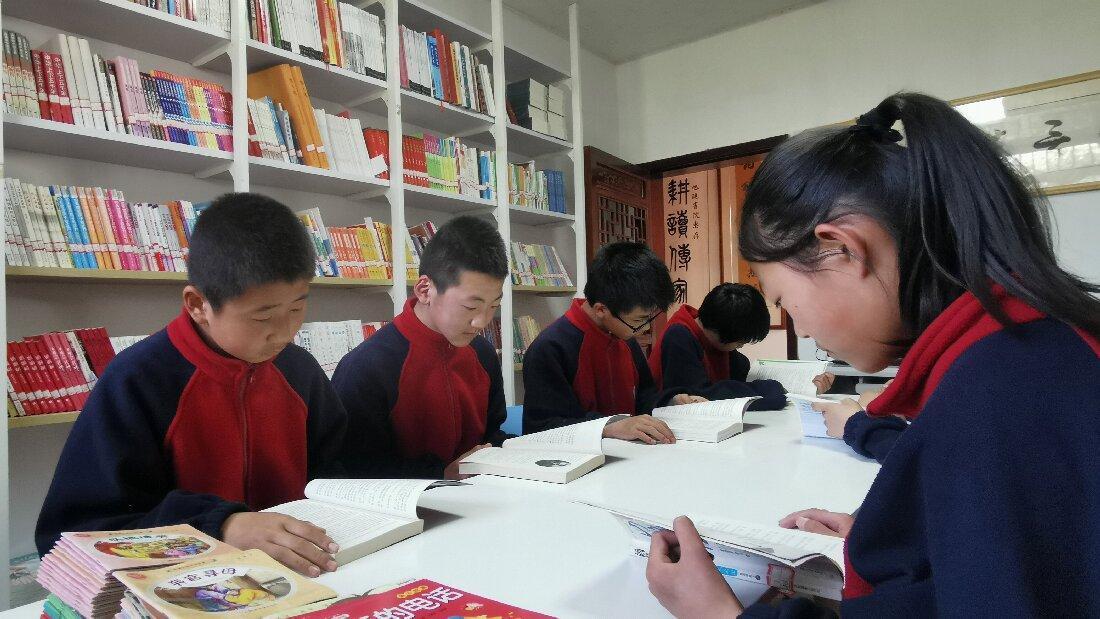 孩子们前来读书