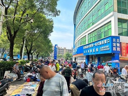 在跳蚤市场外的一条路上全是售卖各种二手物品的小摊贩