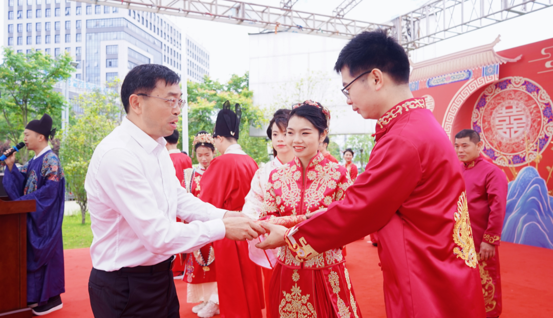 副市长刘运成为新人颁发“婚书”
