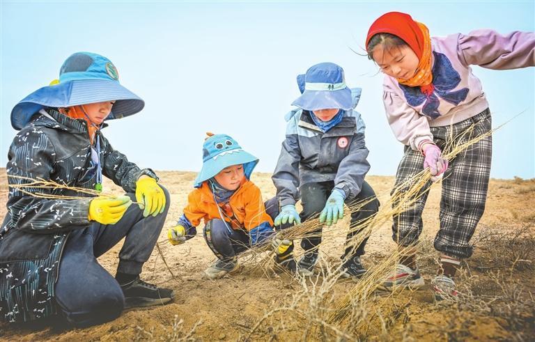 忙碌的小志愿者们