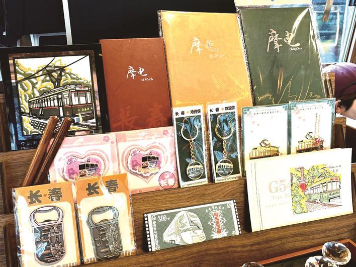 各种文创产品在咖啡酒吧专列的货架上摆出。新华社记者 胡戈 摄