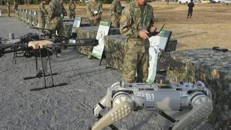 硬核遛狗！中柬联合演练现场：解放军与机器狗扛枪一同前行
