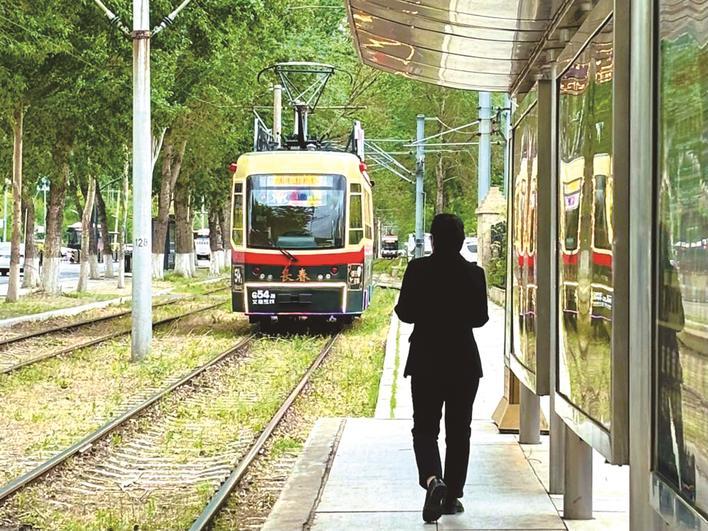 一辆54路咖啡酒吧专列正在轨道上行驶。新华社记者 胡戈 摄