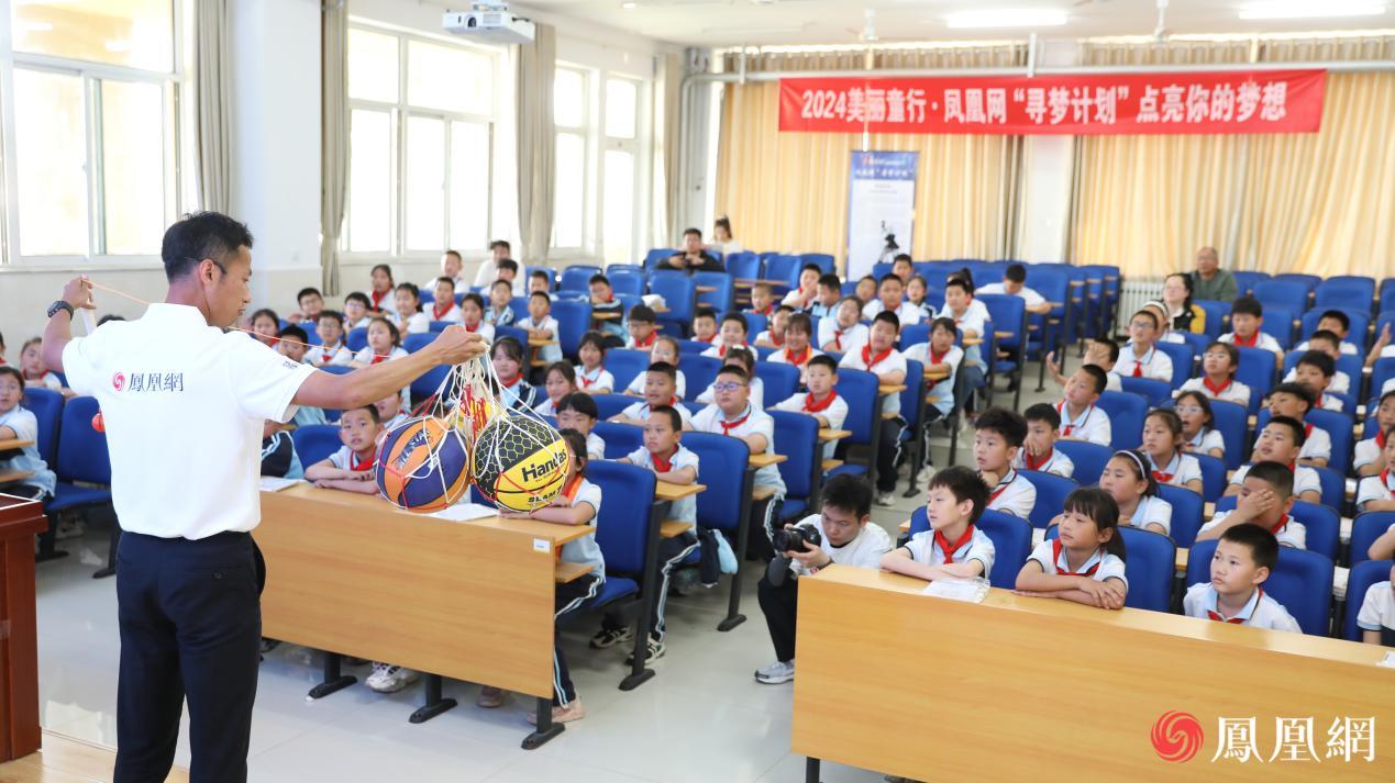 志愿者胡杨通过“小球提大球”为同学们进行“扭转乾坤”科学表演