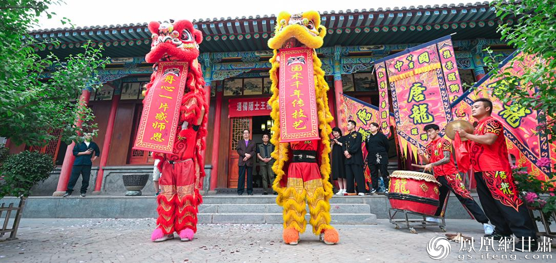 舞狮表演为收徒仪式助威添彩