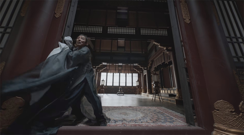 庆帝(陈道明 饰)得知范闲死去的消息,这个故意“浮夸”的表演。