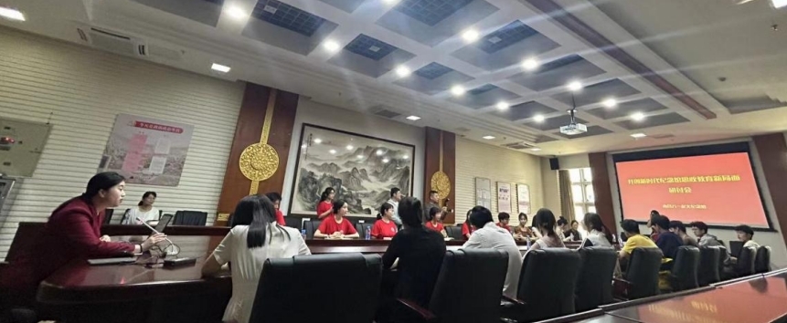 红色青春班同学们在研讨会上发言