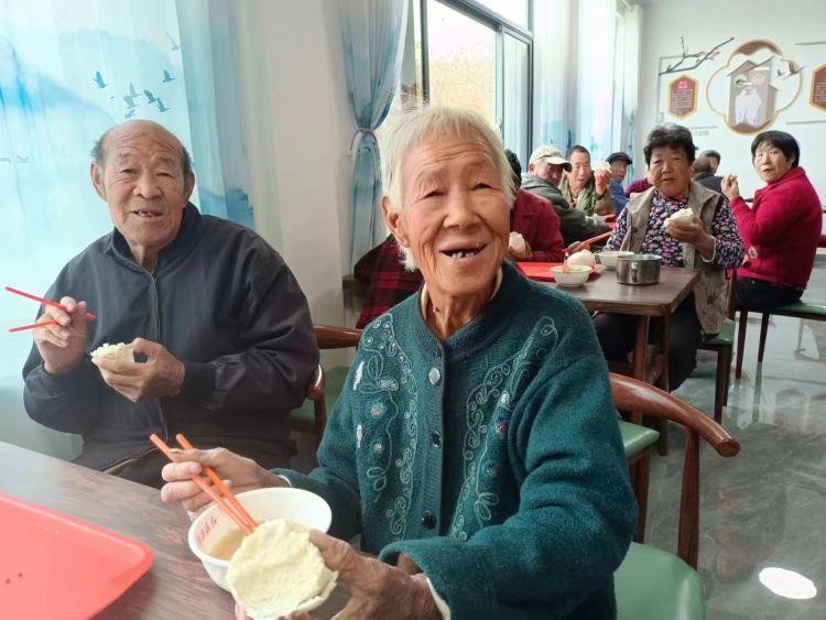 民生综合体让老人晚年幸福。
