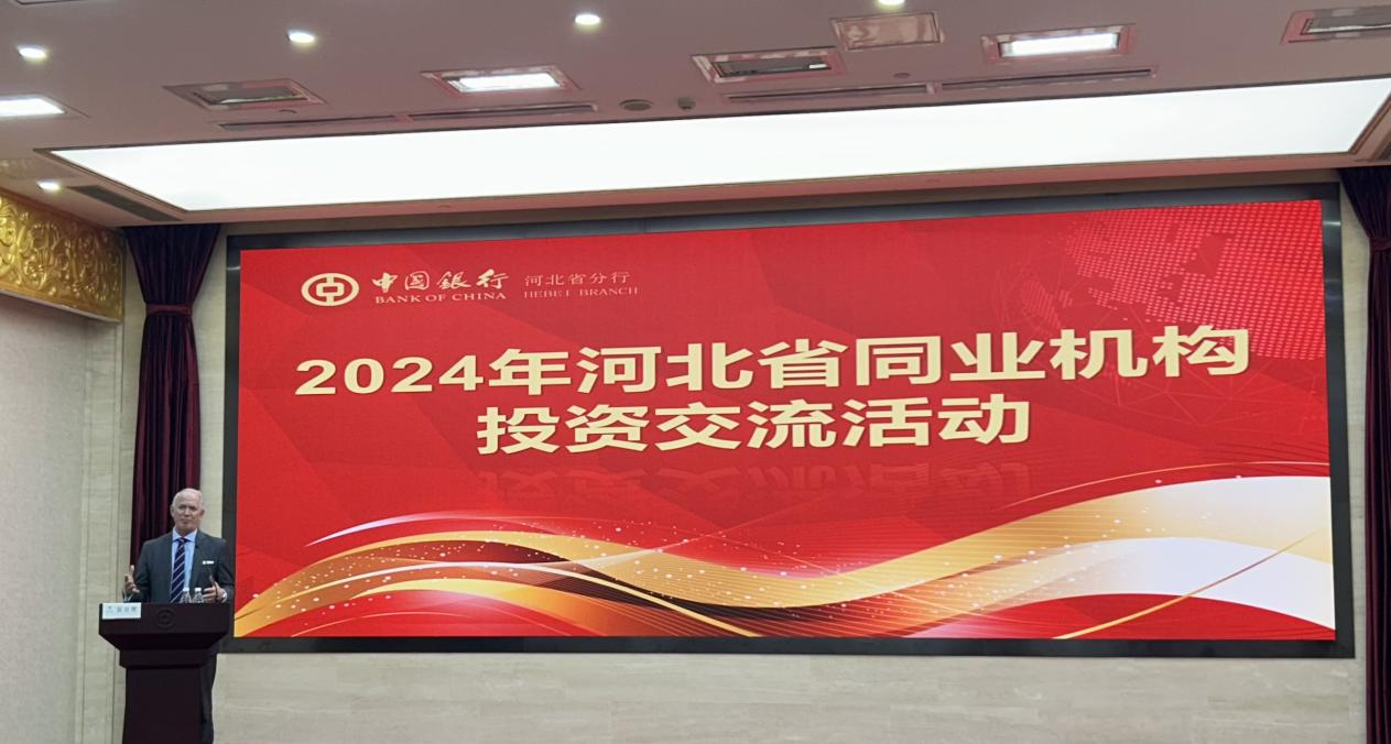 （安德鲁•克罗斯先生发表致辞，张磊 摄）