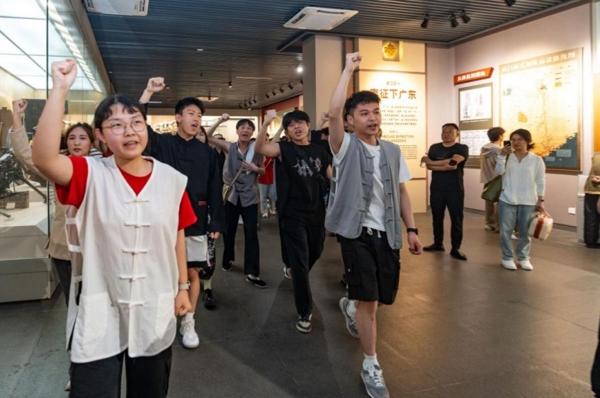 红色青春班同学进行沉浸式体验