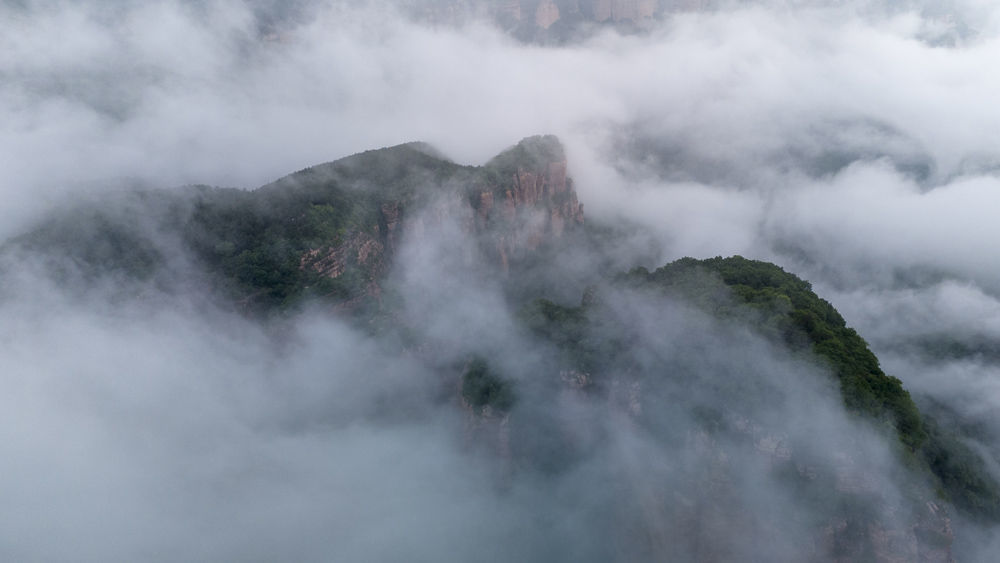 5月20日在内丘县西部太行山区拍摄的云海景观（无人机照片）。 刘继东摄