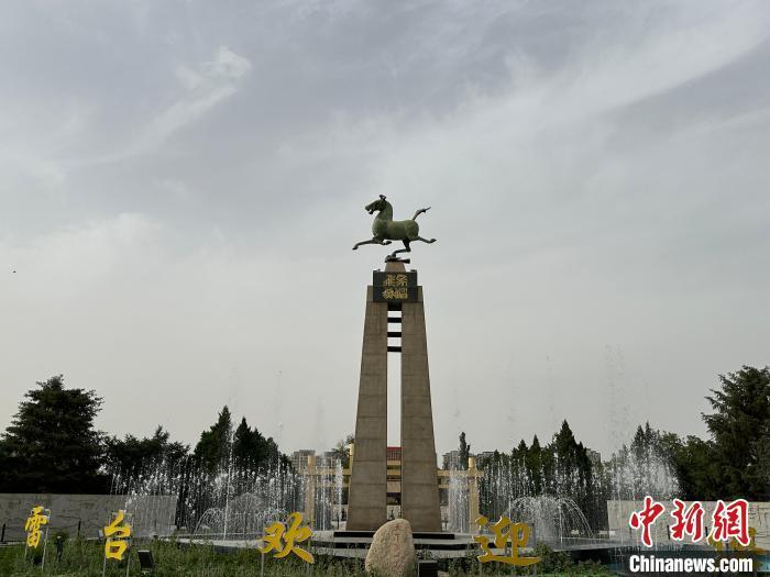 5月16日,位于雷台汉墓景区的铜奔马雕塑。戴文昌 摄