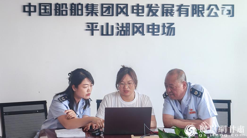 甘肃省张掖市甘州区税务局税收管理员指导企业人员用电子税务系统办理业务