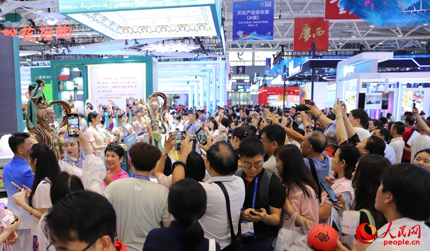 第二十届文博会甘肃展区的表演吸引众多观众　人民网　刘森君　摄