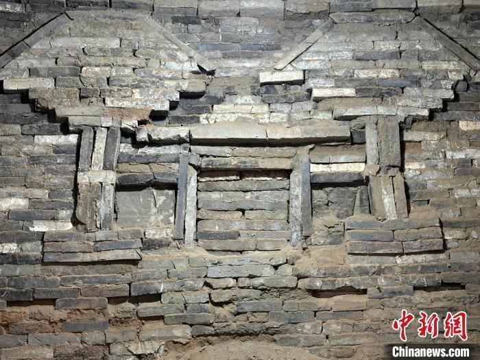 5月16日,在雷台汉墓内看到墓室为砖砌结构。 戴文昌 摄