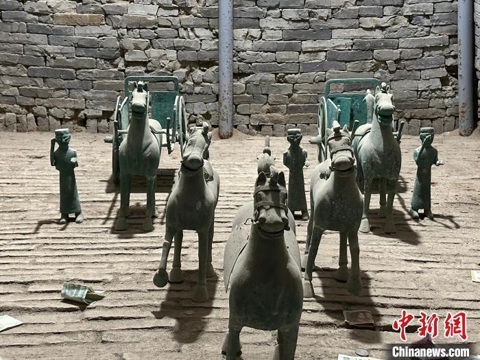 图为雷台汉墓内摆放的铜车马仪仗佣。 戴文昌 摄