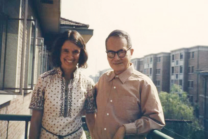 钱锺书与莫芝宜佳在钱杨居处阳台上