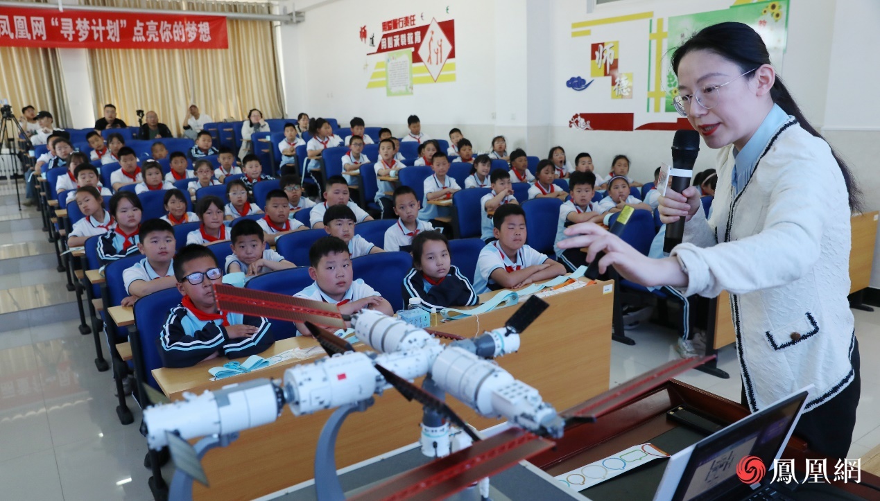 志愿者高梦玮正在讲解“硬核”大国重器——中国天宫空间站