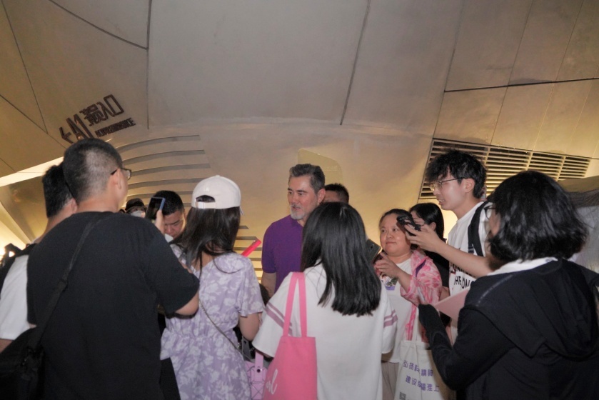 赵文瑄与年轻观众聊得投缘