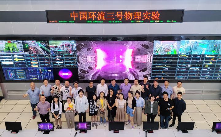 5月19日，科幻作家们参观位于成都的新一代人造太阳“中国环流三号”。（中核集团核工业西南物理研究院供图）