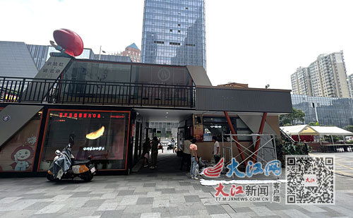 南昌王府井购物中心门口搭建的两层钢构房。