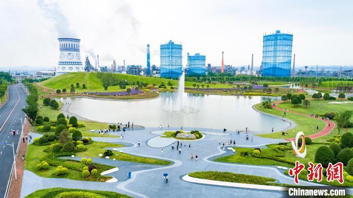 5月19日,航拍江西省新余市新钢青花瓷公园。谭建荣摄