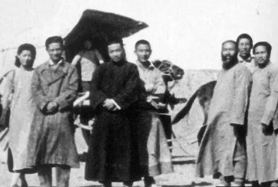 谢稚柳(前排左三)、张大千(右三)在敦煌