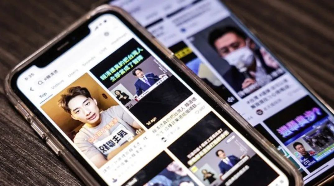 ▎ 2023年12月22日，两部手机在 TikTok上播放与台湾地区领导人选举相关的影片。