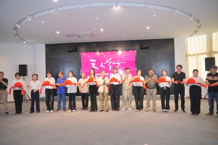 开幕式剪彩现场