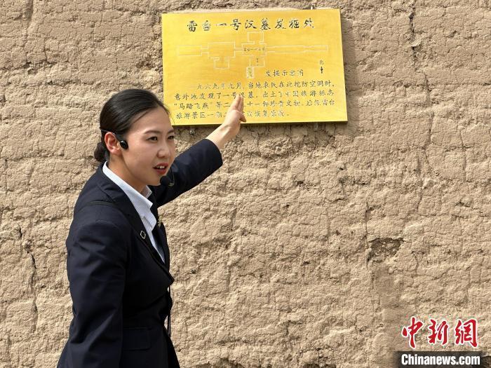 5月16日,景区解说员讲解雷台一号汉墓发掘处。 戴文昌 摄