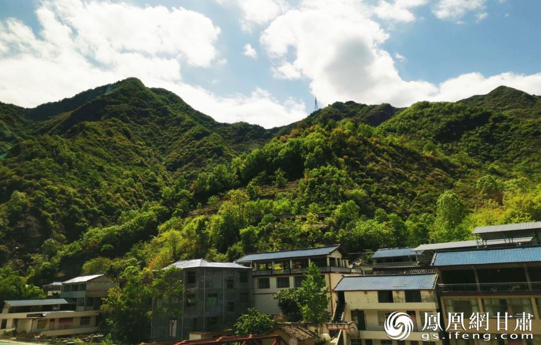 在“下四川”的最佳路线上,满目青山让人心情舒畅。