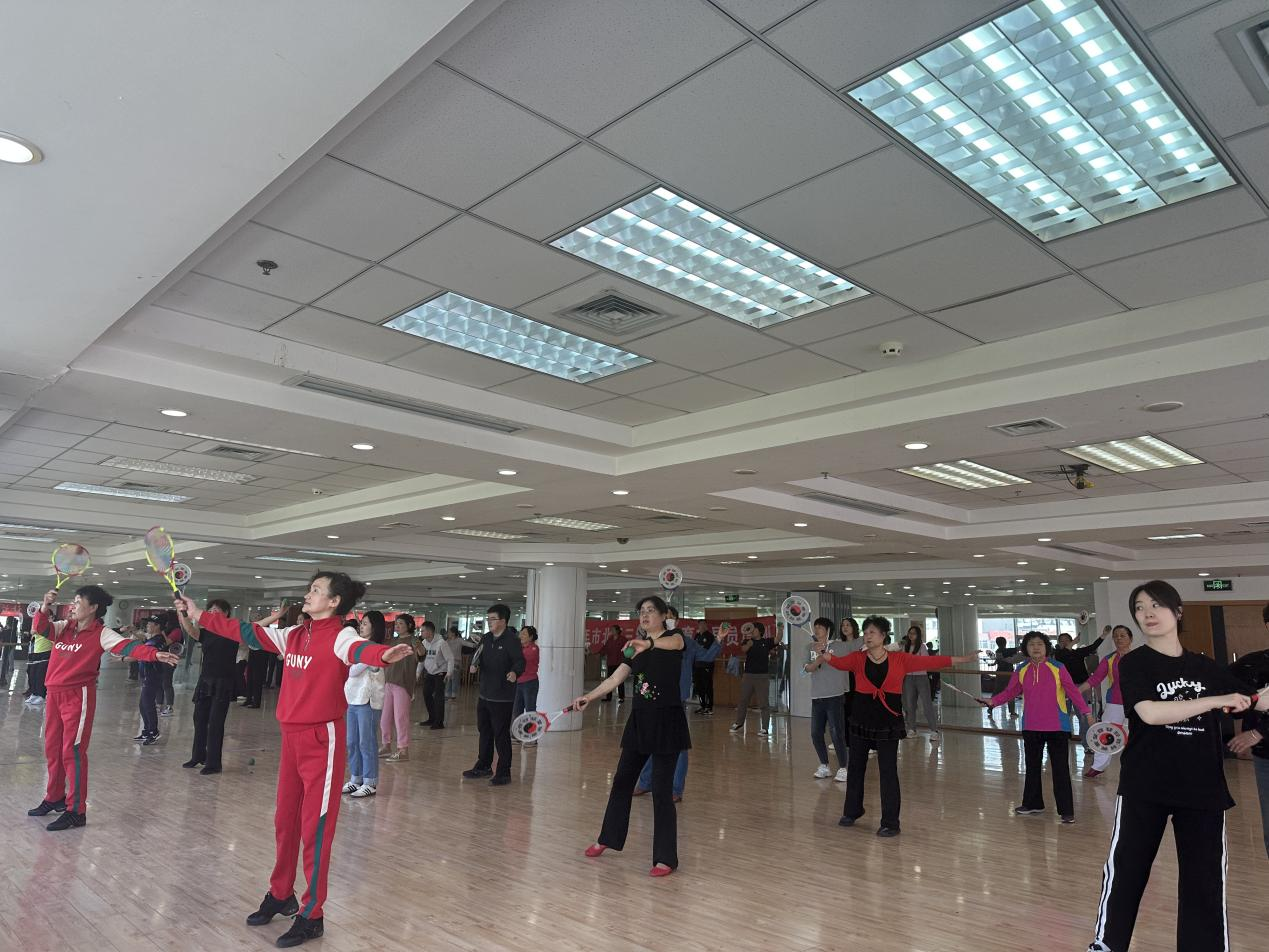 创建运动健身模范市|市北区台东街道举办三级社会体育指导员柔力球