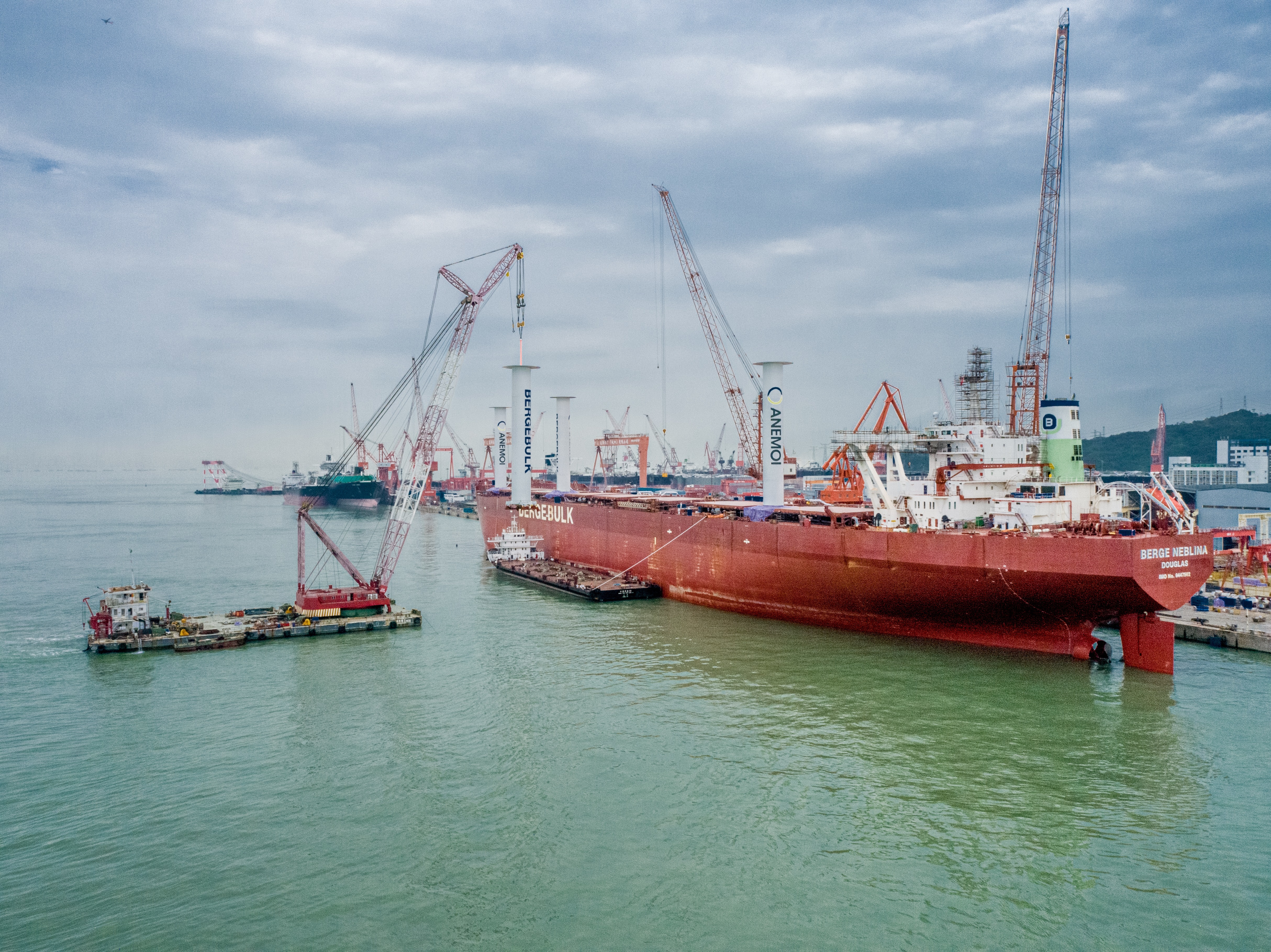 深圳迎来首艘20万吨级改装风帆船
