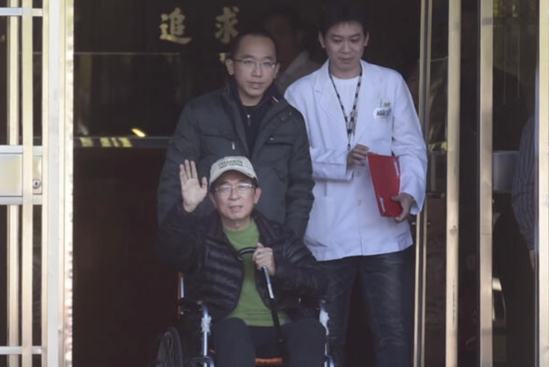 ▎图为2015年1月5日，因涉及多起贪污、洗钱案而被判入狱20年的陈水扁因健康问题获准保外就医。近期蔡英文有意特赦陈水扁，但因其不少案件在审且社会看法两极分化，特赦宣告不可能。