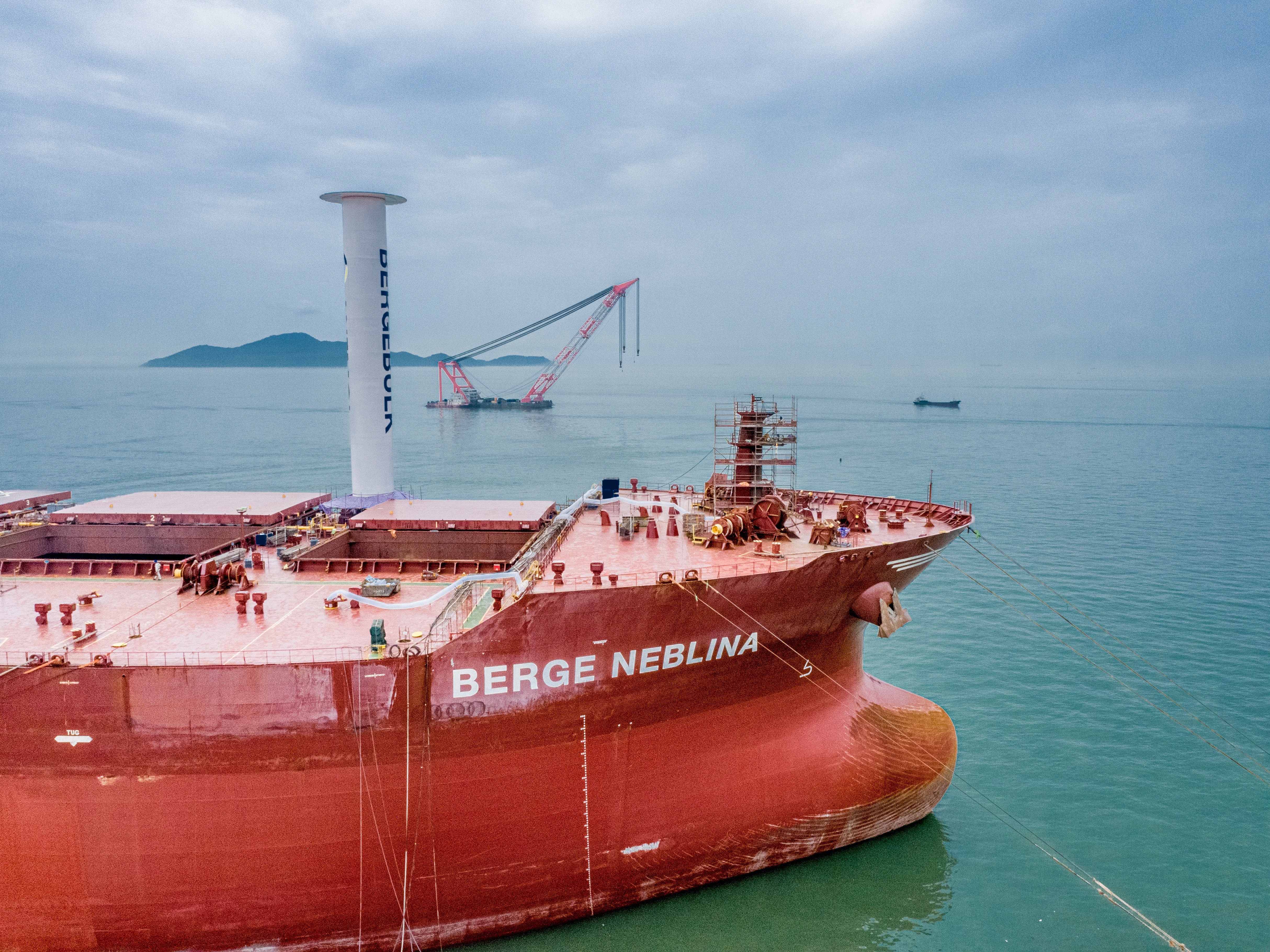深圳迎来首艘20万吨级改装风帆船